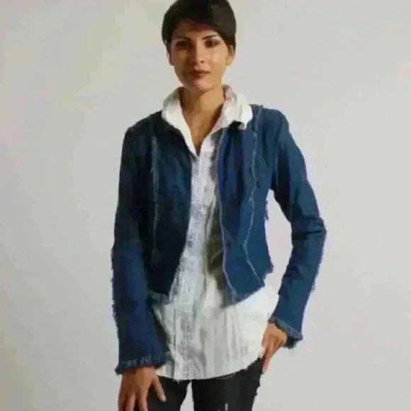 jaga Jackets & Blazers - JAGA Cropped Jean Jacket in Denim Blue
size 3 Santa Fe Dry Goods